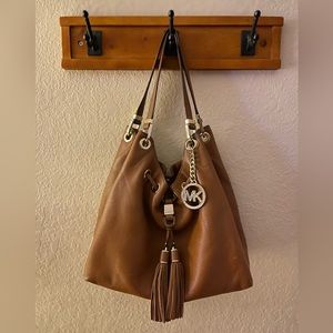 MICHAEL Michael Kors Large
Camden drawstring purse leather